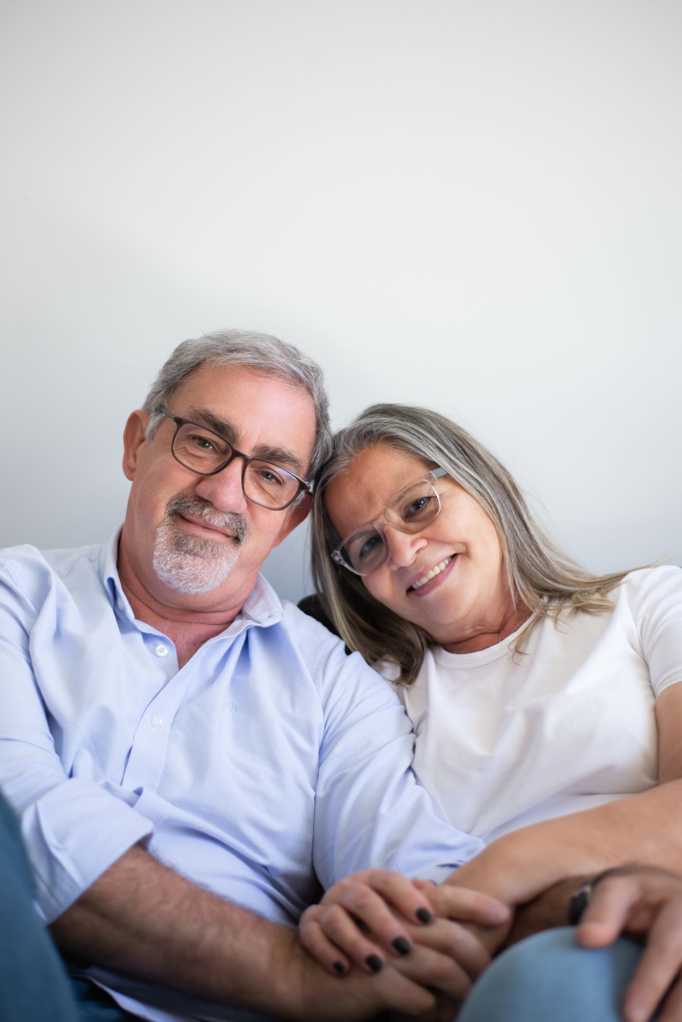 手を取り合い微笑む70代のご夫婦